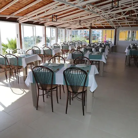 Couette-café Convenient Near Beach In